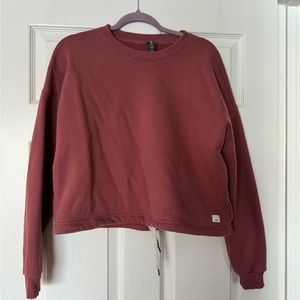 Vuori small crew neck sweatshirt in pink/mauve with drawstring